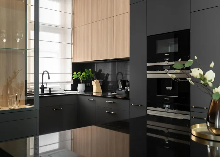 Glam & Chic - Centre By Lion *