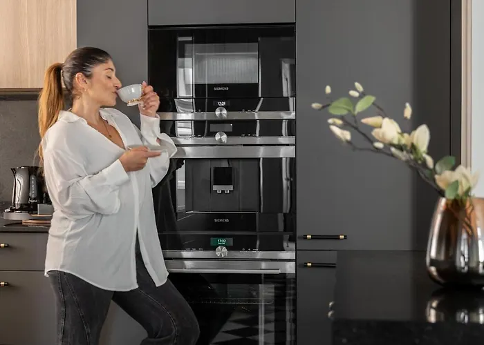 Glam & Chic - Centre By Lion Apartment